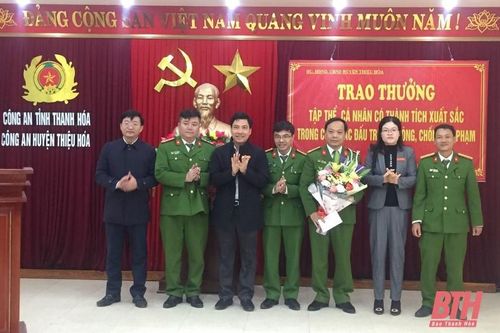Trao thưởng cho Ban chuyên án Công an huyện Thiệu Hóa đã phá thành công các vụ án cướp tài sản