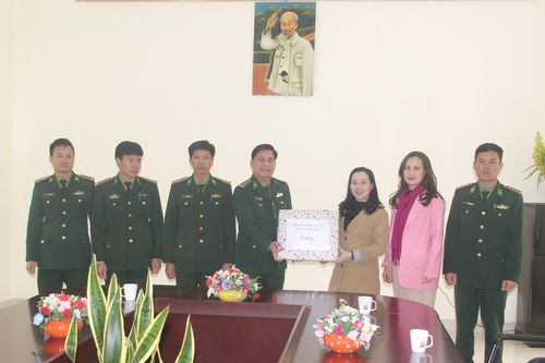 Tặng quà cho hội viên phụ nữ nghèo huyện Quan Sơn và Đồn Biên phòng Tam Thanh