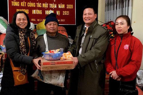 Trên 85 triệu đồng tặng quà học sinh, hộ nghèo huyện Điện Biên