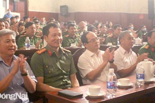 Công diễn vở cải lương Cuộc chiến chào mừng thành công Đại hội Đảng bộ tỉnh lần thứ XI