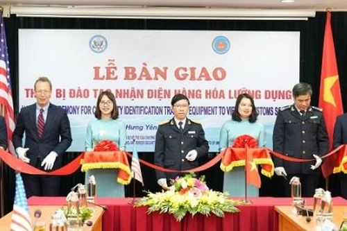 Tổng cục Hải quan nhận bàn giao thiết bị đào tạo nhận diện hàng hóa lưỡng dụng trị giá 40.000 USD