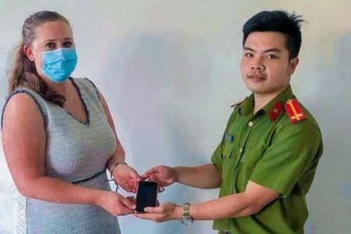 Truy nóng đối tượng cướp giật ĐTDĐ của nhân viên Lãnh sự quán Mỹ