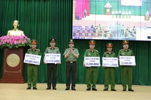Khen thưởng nhiều đơn vị thuộc Công an TPHCM và Bộ Công an