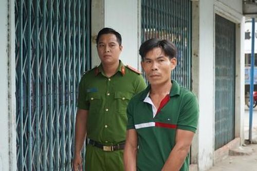 Bắt nhanh kẻ dùng hung khí kề ngực cô gái trú mưa cướp tài sản