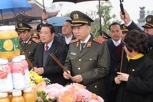 Dâng hương tưởng niệm đồng chí Trần Quốc Hoàn