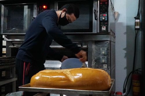 Bánh mì khổng lồ nặng 2,3 kg giá 70.000 đồng ở TP.HCM