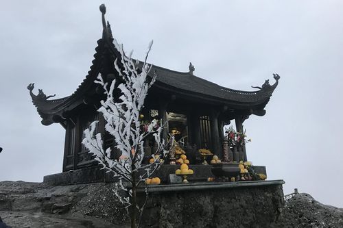 Băng tuyết bao phủ chùa Đồng trên đỉnh non thiêng Yên Tử