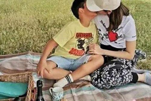 Khóa môi, thân mật quá mức như cách nàng hậu Lý Gia Hân làm cùng con trai liệu có phải là yêu thương con?