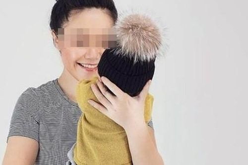 Con gái tỷ phú khỏa thân ôm con nhảy lầu