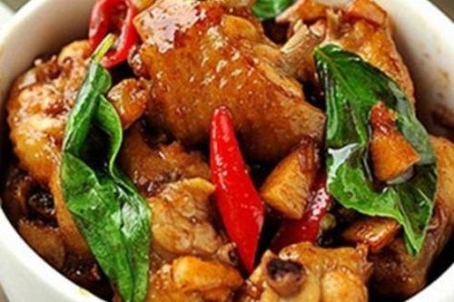 Thịt gà rang thông thường đã nhàm, thêm chút lá gia vị này, dậy mùi thơm, lạ miệng, hao cơm