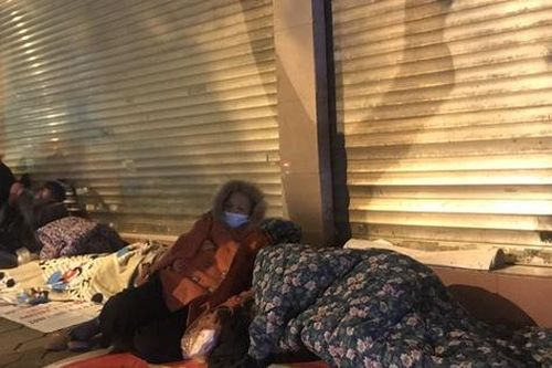 Những phận người 'nép' sau ánh điện thành phố trong cái lạnh cắt thịt cắt da