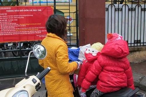 Trời lạnh sâu, trẻ đi học trong tình trạng kín mít nhưng chuyên gia lại chỉ ra những sai lầm dễ làm trẻ mắc bệnh 'oan'