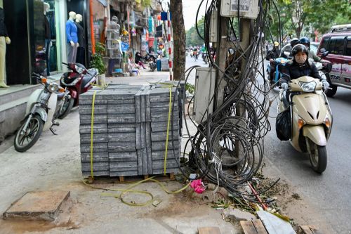 Chưa hạ ngầm dây cáp vẫn lát lại vỉa hè