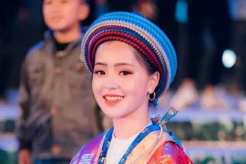 Vàng Thị Sinh làm hướng dẫn viên du lịch