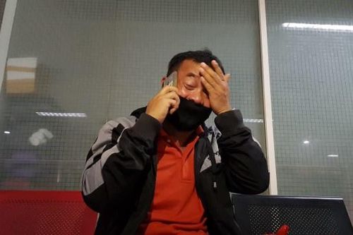 Người đàn ông bật khóc vì vợ con trên phi cơ gặp nạn ở Indonesia