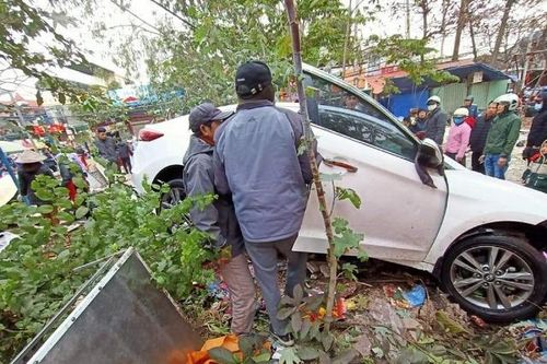 Tai nạn giao thông mới nhất hôm nay 9/1: Xe ô tô mất lái lao vào chợ cóc, nhiều người bị thương