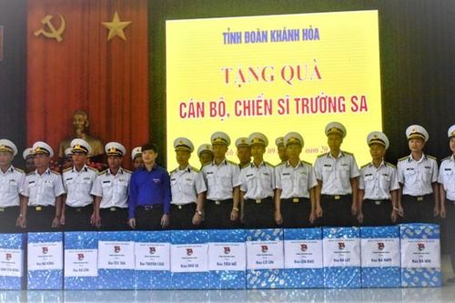 Khánh Hòa: Tặng 2.000 lá cờ Tổ quốc và 42 phần quà cho cán bộ, chiến sĩ Trường Sa