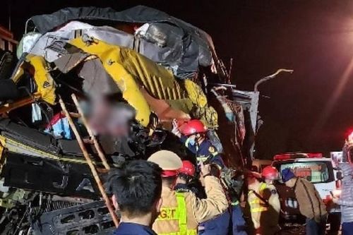 Hai xe tải đấu đầu trên quốc lộ 10
