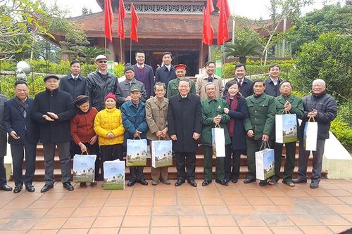Dâng hương tưởng niệm Bác Hồ và tặng quà gia đình chính sách
