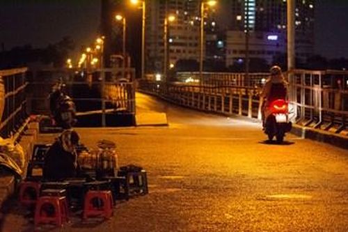 Nhịp sống Hà Nội trong đêm đông giá rét