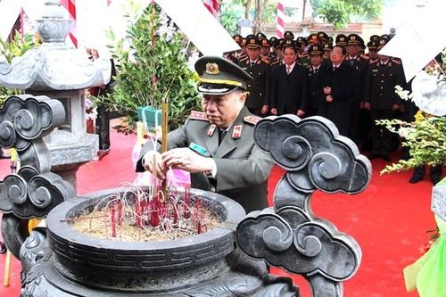 Đoàn đại biểu Bộ Công an dâng hương tưởng niệm đồng chí Trần Quốc Hoàn