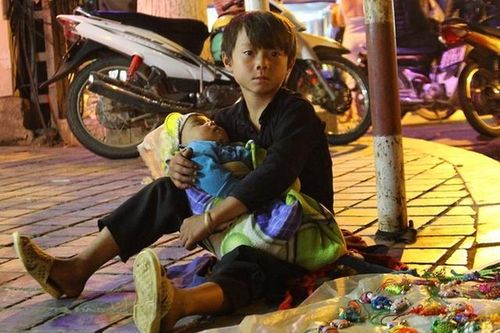 Đừng đẩy trẻ ra đường!