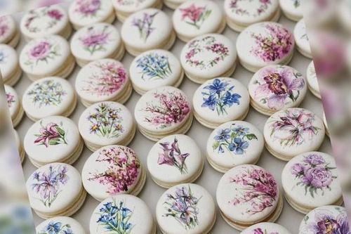 Trầm trồ trước những chiếc bánh Macarons được vẽ tay khiến bạn không nỡ ăn