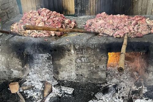 Phát hiện cơ sở gom thịt ôi thiu làm mỡ bẩn mang bán cho cửa hàng cơm rang