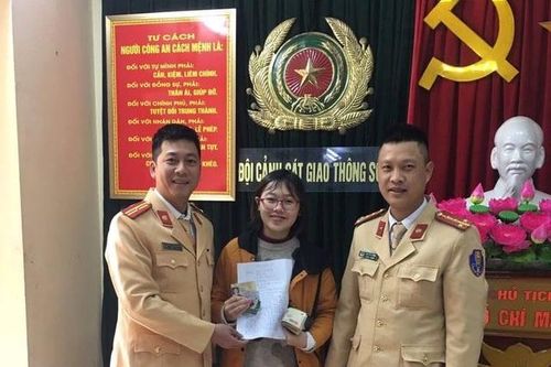 CSGT trao trả ví tiền cho nữ sinh ĐH Ngoại thương đánh rơi