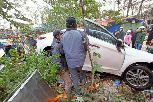 Hải Phòng: Ô tô lao vào chợ, nhiều người bị thương