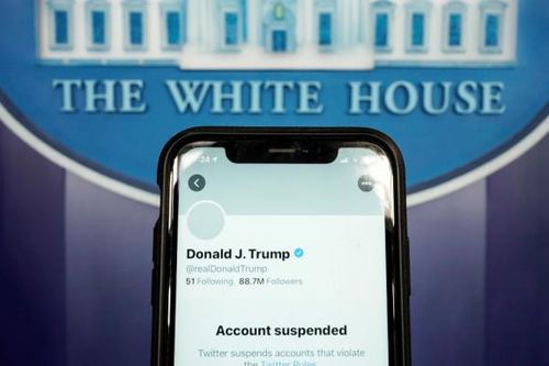 Twitter xóa các dòng chia sẻ mới của Trump trên tài khoản của chính phủ