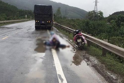 Tin giao thông đến ngày 9/1: Vợ khóc dưới trời mưa lạnh khi chồng bị container tông tử vong; xe 'kẹp' 3 tông xe tải, 2 người tử vong