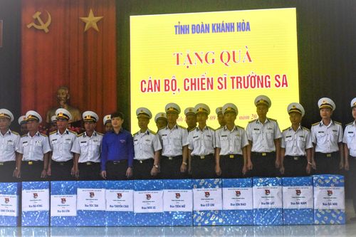 Tặng 2.000 lá cờ Tổ quốc và 42 phần quà cho cán bộ, chiến sĩ Trường Sa