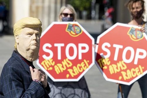 Chủ tịch Hạ viện tìm cách giữ 'nút hạt nhân' xa Tổng thống Trump