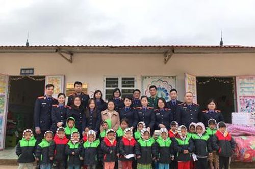 Ấm áp Chương trình thiện nguyện 'Vững bước em đến trường' của VKSND huyện Điện Biên