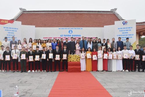 Nghệ An: Tuyên dương 62 'sinh viên 5 tốt' và 'Sao Tháng Giêng'