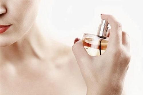 Dùng nước hoa thế nào mới đúng?