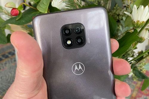Smartphone chống nước, pin 5.000 mAh, giá 'mềm'