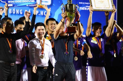 Hà Nội FC vô địch trong ngày đội Viettel vây trọng tài đòi phạt đền