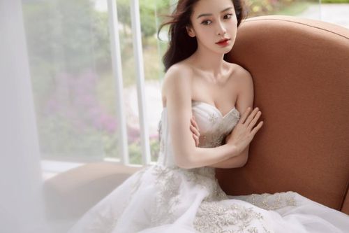 Hết làm soái tỷ, Angelababy diện bộ váy cưới khoe gò bồng đảo gợi cảm hút mắt