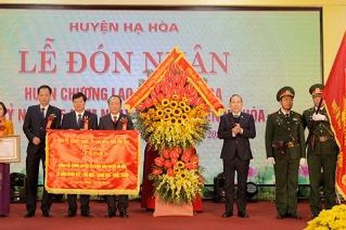 Hạ Hòa đón nhận Huân chương Lao động hạng Ba và kỷ niệm 25 năm tái lập huyện
