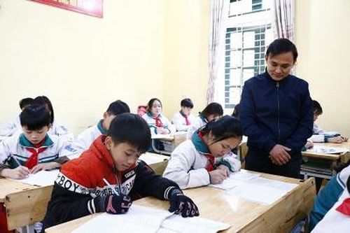 Tăng cường giữ ấm cho học sinh vùng cao trước các đợt rét đậm
