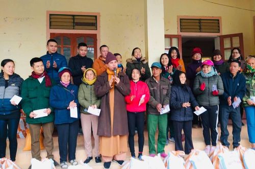 Chùa Phổ Môn tặng quà tại Tương Dương
