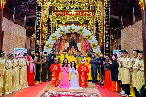 Hai đôi bạn trẻ về chùa Hà làm lễ hằng thuận