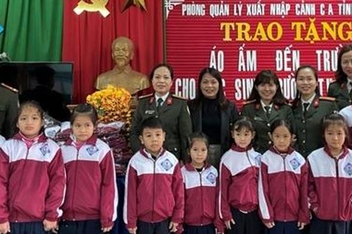 Công an tỉnh Thừa Thiên Huế tặng áo ấm cho học sinh nghèo