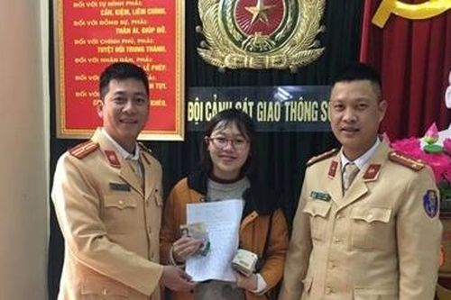 CSGT trao trả chiếc ví bị mất cho nữ sinh viên Ngoại thương
