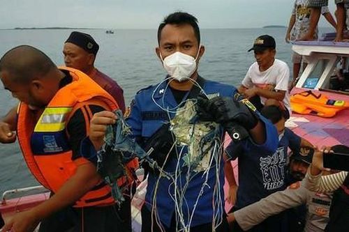 Chùm ảnh máy bay Boeing 737 chở 62 người rơi ngoài khơi Indonesia