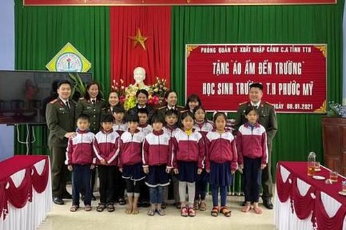 Công an Thừa Thiên Huế mang mùa đông ấm đến người nghèo