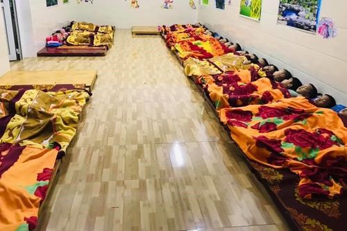 Áo giữ nhiệt, xe Grab và những sáng kiến chống rét cho con của phụ huynh Hà Nội