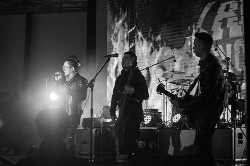 Rock band hội ngộ fan, 'đốt cháy' Hà Nội giữa trời băng giá